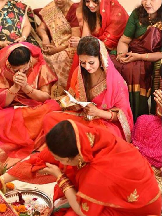 लाल साड़ी में छाईं दिव्यांका की तस्वीरें, कर रही हैं खास पूजा