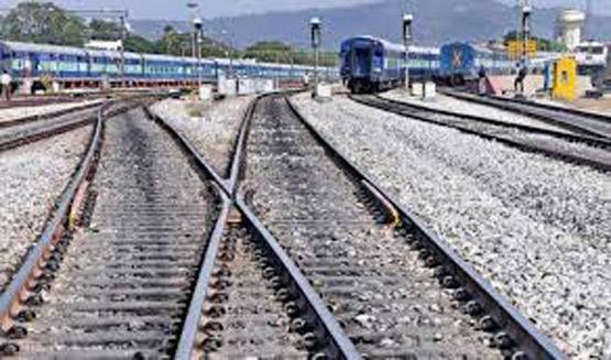 आखिर क्यों रेलवे ट्रैक के बीच पत्थर बिछाए जाते हैं? ये है जवाब