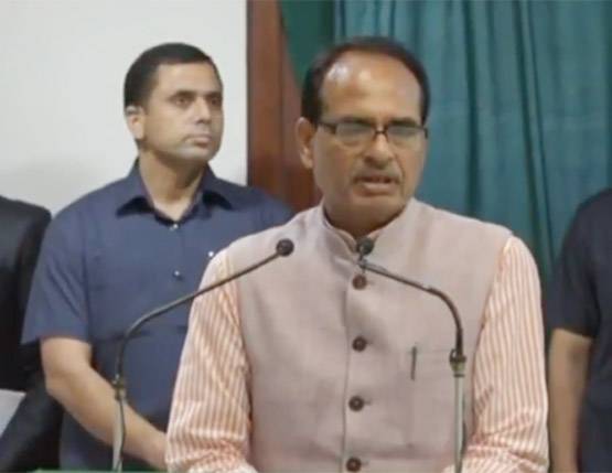 मस्जिद में नंगे पैर पहुंचे मोदी, मुहर्रम की मजलिस में हुए शामिल