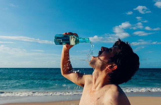 क्या खाना खाते समय पानी पीना सेहत के लिए खतरनाक है?