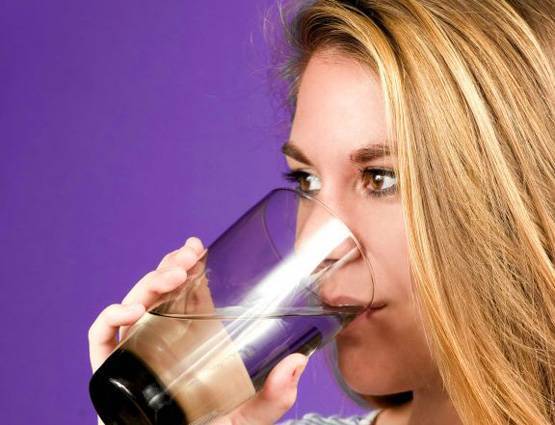 क्या खाना खाते समय पानी पीना सेहत के लिए खतरनाक है?