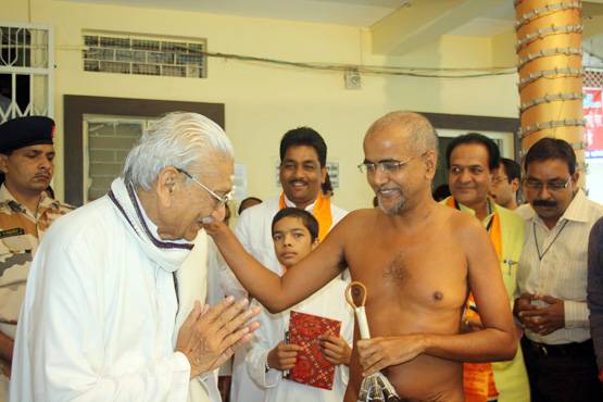 तरुण सागर: जलेबी खाते हुए अपना लिया था 'जैन मुनि' बनने का रास्ता