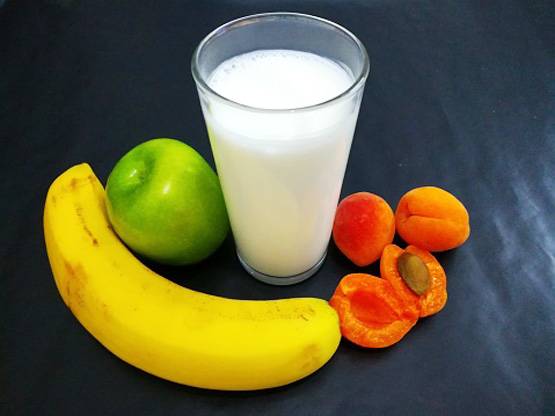 दूध और केला एक साथ खाना फायदेमंद या नुकसानदेह?