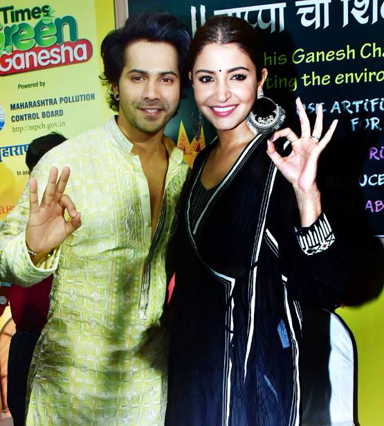 गणेशोत्सव के रंग में सुई धागा का प्रमोशन, यूं द‍िखे अनुष्का-वरुण