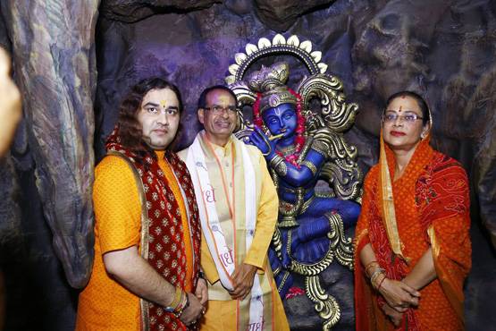 जानें कौन हैं सवर्णों के आंदोलन की अगुवाई कर रहे देवकीनंदन ठाकुर