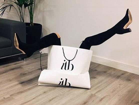 फनी PHOTOS: शॉपिंग बैग के साथ ऐसे क्लिक क्यों कर रहे हैं लोग?