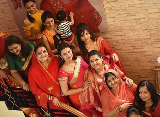 लाल साड़ी में छाईं दिव्यांका की तस्वीरें, कर रही हैं खास पूजा