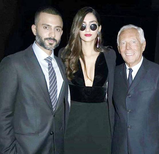 Armani के फैशन शो में पति आनंद संग सोनम का डैशिंग लुक