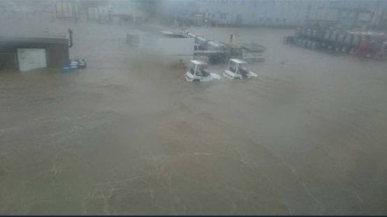 जापान में जेबी तूफान का कहर: उड़ीं कारें, गिरे मकान, फ्लाइट्स बंद