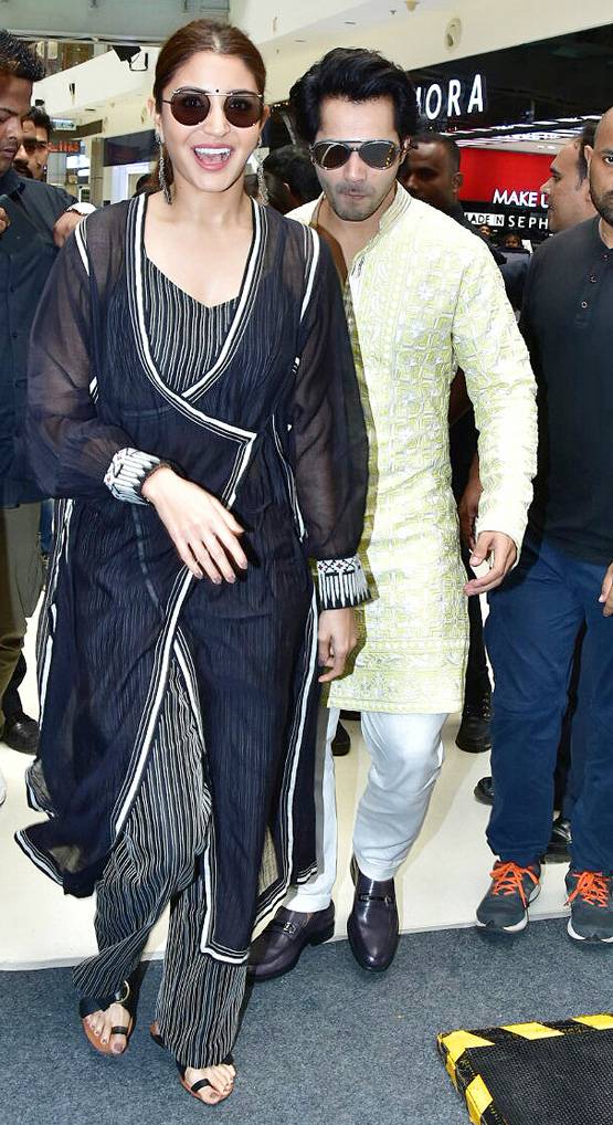 गणेशोत्सव के रंग में सुई धागा का प्रमोशन, यूं द‍िखे अनुष्का-वरुण