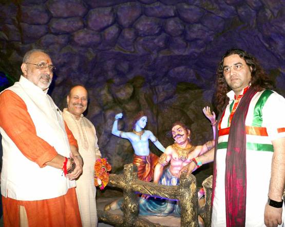 जानें कौन हैं सवर्णों के आंदोलन की अगुवाई कर रहे देवकीनंदन ठाकुर