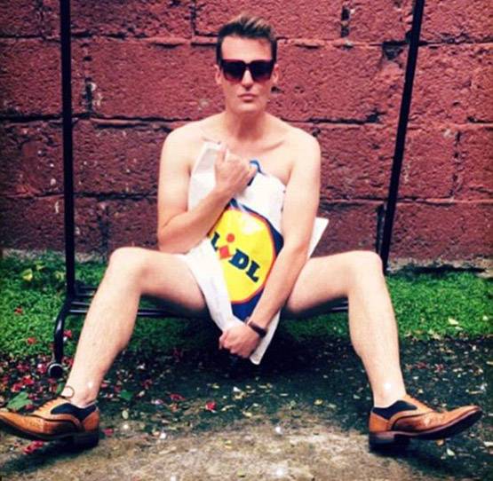 फनी PHOTOS: शॉपिंग बैग के साथ ऐसे क्लिक क्यों कर रहे हैं लोग?