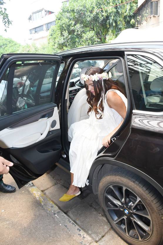 मां बनने जा रहीं नेहा धूपिया का बेबी शावर, देखें उनका प्रिंसेस लुक