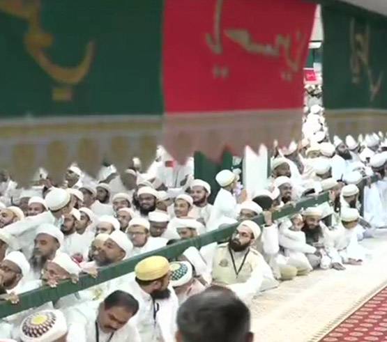 मस्जिद में नंगे पैर पहुंचे मोदी, मुहर्रम की मजलिस में हुए शामिल
