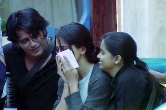 BB12: पति से सरप्राइज गिफ्ट पाकर भावुक हुईं दीपिका, लगीं रोने