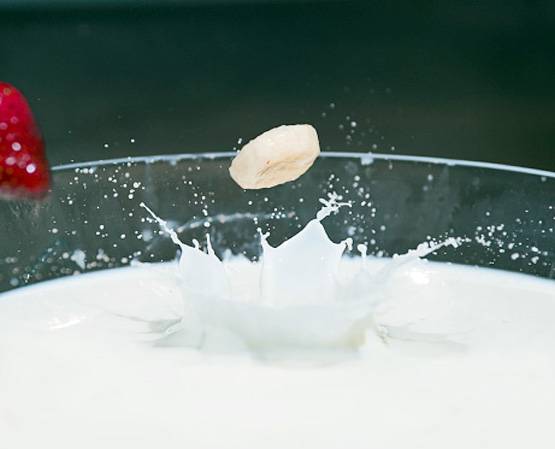 दूध और केला एक साथ खाना फायदेमंद या नुकसानदेह?