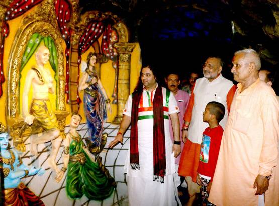 जानें कौन हैं सवर्णों के आंदोलन की अगुवाई कर रहे देवकीनंदन ठाकुर