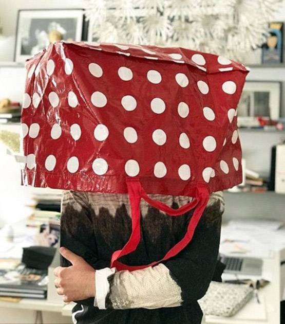 फनी PHOTOS: शॉपिंग बैग के साथ ऐसे क्लिक क्यों कर रहे हैं लोग?