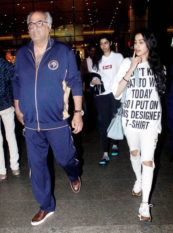PHOTOS: पापा बोनी कपूर संग US में हॉलीडे मनाकर लौटीं जाह्नवी