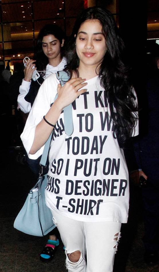 PHOTOS: पापा बोनी कपूर संग US में हॉलीडे मनाकर लौटीं जाह्नवी