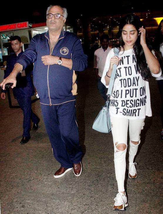 PHOTOS: पापा बोनी कपूर संग US में हॉलीडे मनाकर लौटीं जाह्नवी