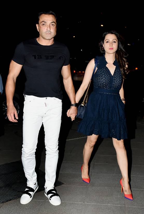 अक्षय की बर्थडे पार्टी में पहुंचे बॉबी, ब्लैक गाउन में द‍िखीं ट्व‍िंकल