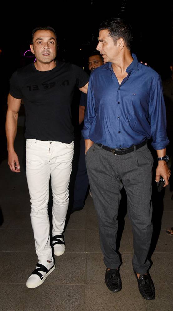 अक्षय की बर्थडे पार्टी में पहुंचे बॉबी, ब्लैक गाउन में द‍िखीं ट्व‍िंकल