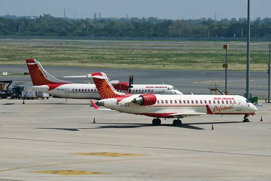 Air India फ्लाइट में 'महिला के सामने कपड़े उतारे, पेशाब किया'