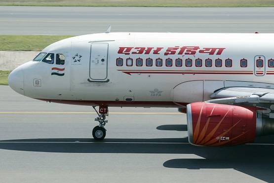 Air India फ्लाइट में 'महिला के सामने कपड़े उतारे, पेशाब किया'