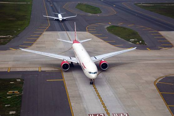 Air India फ्लाइट में 'महिला के सामने कपड़े उतारे, पेशाब किया'