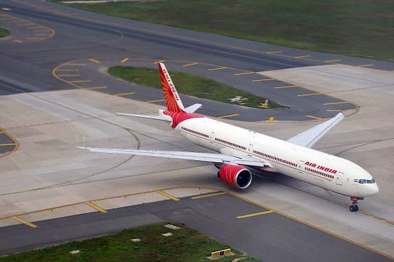 Air India फ्लाइट में 'महिला के सामने कपड़े उतारे, पेशाब किया'