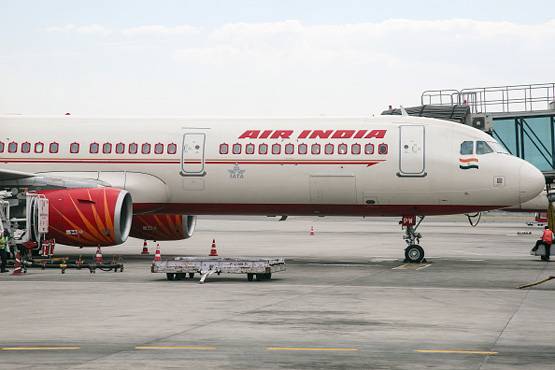 Air India फ्लाइट में 'महिला के सामने कपड़े उतारे, पेशाब किया'