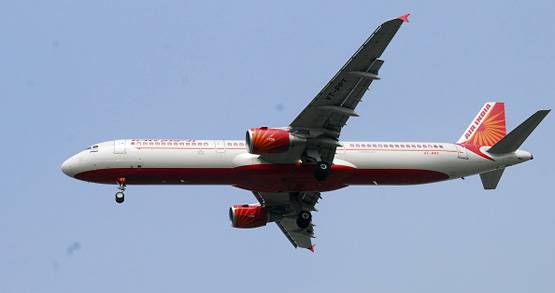 Air India फ्लाइट में 'महिला के सामने कपड़े उतारे, पेशाब किया'