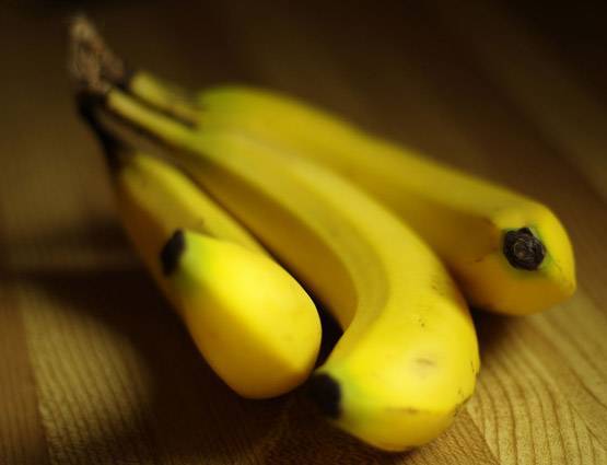 दूध और केला एक साथ खाना फायदेमंद या नुकसानदेह?
