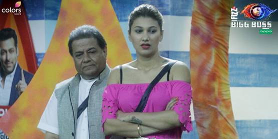 टिप-टिप पर नेहा संग जसलीन का डांस, जलोटा ने किया सूर्य नमस्कार