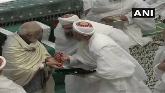 मस्जिद में नंगे पैर पहुंचे मोदी, मुहर्रम की मजलिस में हुए शामिल