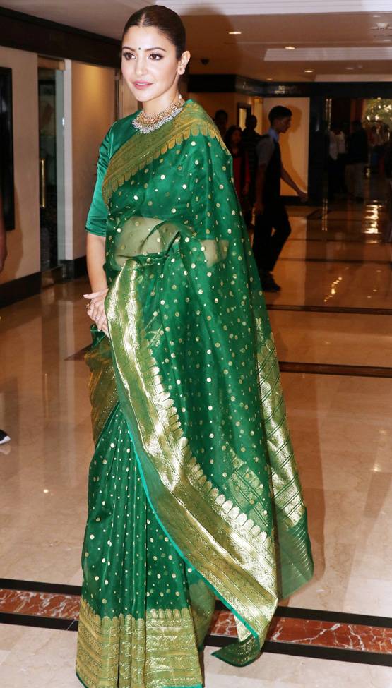 PHOTOS: बनारसी साड़ी में वायरल अनुष्का शर्मा का ट्रेड‍िशनल लुक