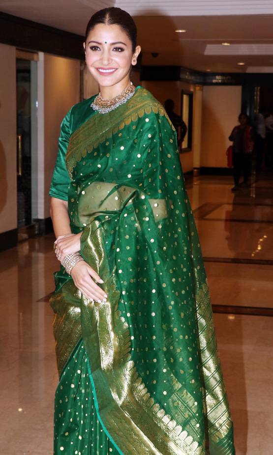 PHOTOS: बनारसी साड़ी में वायरल अनुष्का शर्मा का ट्रेड‍िशनल लुक