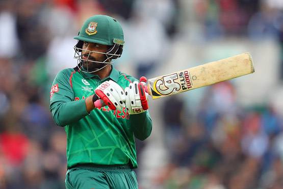 फ्रैक्चर हुआ तो एक हाथ से ओपनर ने की बल्लेबाजी, हो रही तारीफ