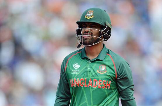 फ्रैक्चर हुआ तो एक हाथ से ओपनर ने की बल्लेबाजी, हो रही तारीफ