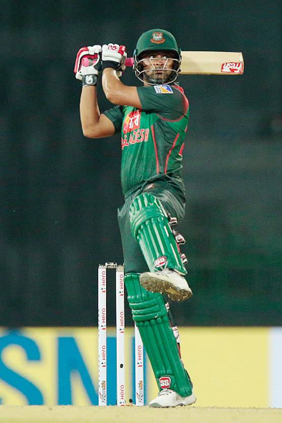 फ्रैक्चर हुआ तो एक हाथ से ओपनर ने की बल्लेबाजी, हो रही तारीफ