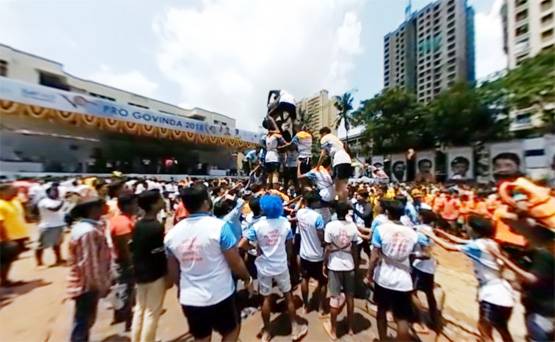 जन्माष्टमी पर मुंबई की सड़कों पर उमड़ी गोविंदाओं की टोली