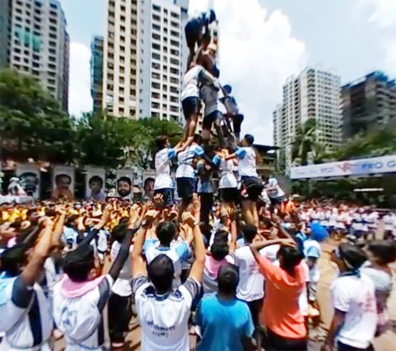 जन्माष्टमी पर मुंबई की सड़कों पर उमड़ी गोविंदाओं की टोली