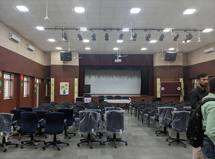 पढ़ाई में हिट हैं दिल्ली के सरकारी स्कूल, ऐसे पढ़ते हैं बच्चे