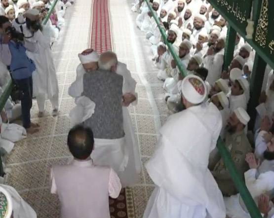 मस्जिद में नंगे पैर पहुंचे मोदी, मुहर्रम की मजलिस में हुए शामिल