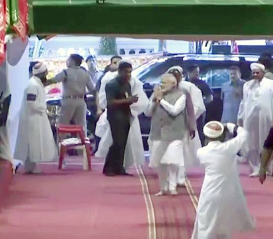 मस्जिद में नंगे पैर पहुंचे मोदी, मुहर्रम की मजलिस में हुए शामिल