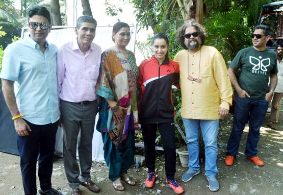 बैडमिंटन स्टार साइना की फैमिली से मिलीं श्रद्धा, First Look सामने