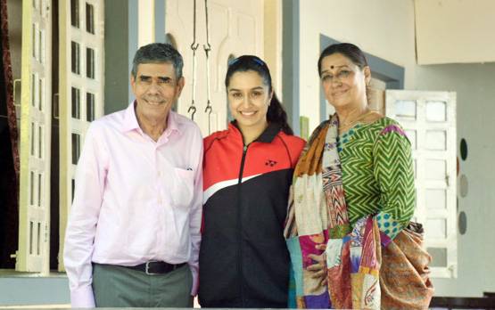 बैडमिंटन स्टार साइना की फैमिली से मिलीं श्रद्धा, First Look सामने