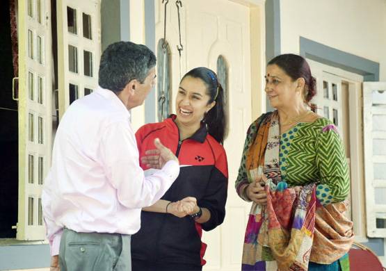 बैडमिंटन स्टार साइना की फैमिली से मिलीं श्रद्धा, First Look सामने