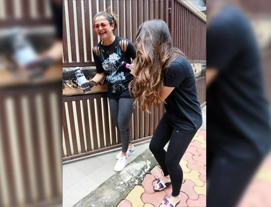 PHOTOS: योगा क्लास के बाद ऐसे मस्ती करती हैं करीना और अमृता